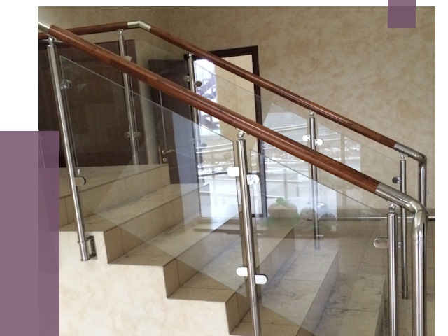 Комбинированные перила из металла и дерева в Протвине